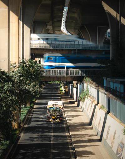 两列车，两个时代