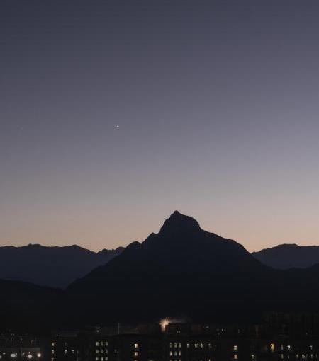 人间烟火映孤峰