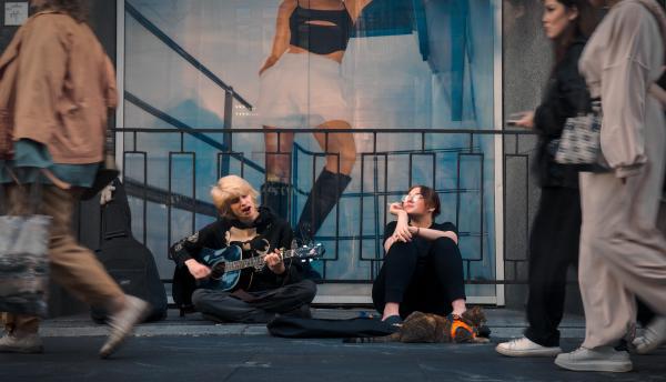 猫咪、吉他、爱、沉醉和喧嚣